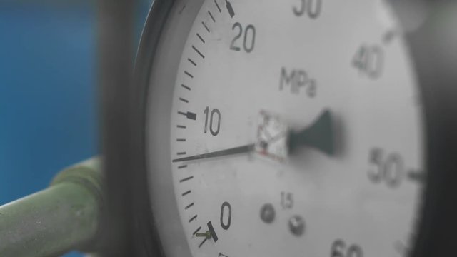 Manufacture of heat-insulating material for pipes, view of the manometers, the arrow shows the pressure.
