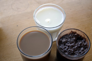 Obraz na płótnie Canvas Smoothies aux fruits et milk-shakes au chocolat et au café