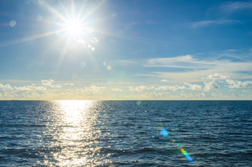 Naklejka premium Seascape with the sun shine above