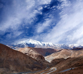 Plakat Himalayan mountain landscape along Manali - Leh road in Ladakh, North India