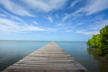 Obraz premium Jasne i piękne. Chodnik i morze