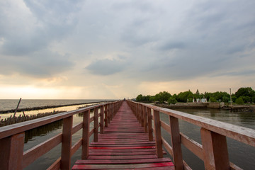 Obraz premium Evening at red wooden bridge near Matchanu Shrine,Samut Sakhon,Thailand.