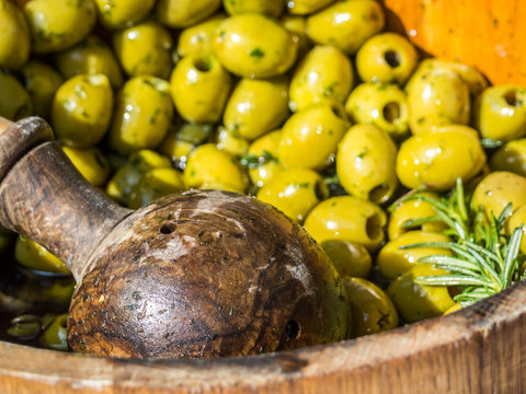 Grüne Oliven auf dem Biomarkt