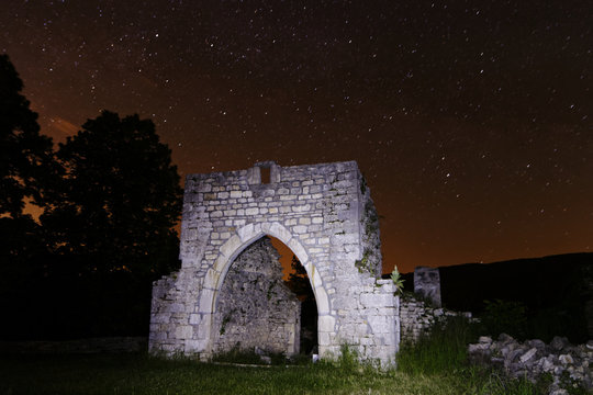Etoiles sur les ruines de l'église de Saint-Alban... (pose longue)
