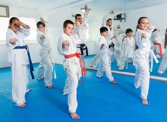 Fototapeta na wymiar Trainer is training teenagers