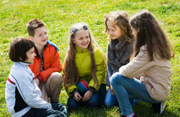 Fototapeta premium Smiling kids chatting outdoor