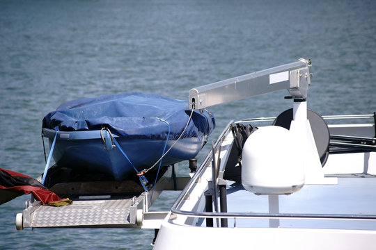 Schiffszubeh&ouml;r am Heck  / Die Nahaufnahme eines Schiffradars sowie einer Radarantenne am Heck einer Yacht mit einem Beiboot.