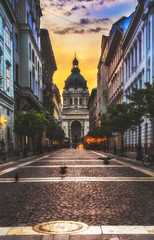 Obraz premium Saint Stephen basilica (Szent István-bazilika) in Budapest on sunrise