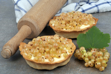Tartelettes aux groseilles blanches avec un rouleau à pâtisserie 