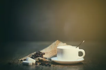 Dekokissen Kaffeebohnen mit weißer Tasse © guy