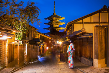 Naklejka premium Japoński stary miasteczko w Higashiyama okręgu Kyoto przy nocą, Japonia