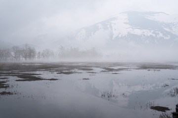 水面に映る至仏山