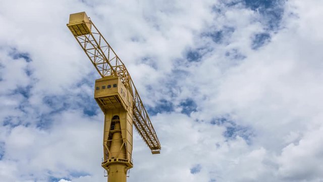 Time lapse sur la grue titan jaune de Nantes
