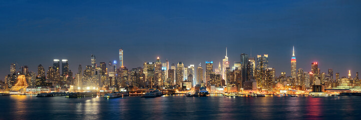 Fototapeta na wymiar Midtown skyline over Hudson River