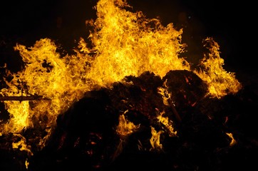 夜祭りの大火