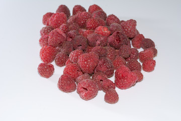 Himbeeren isoliert auf weissem Hintergrund