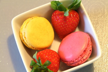 Macarons et fraises dans un ramequin