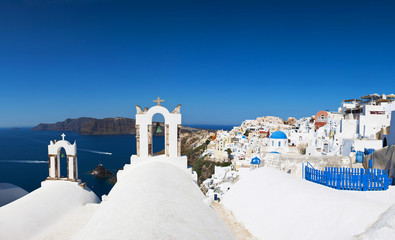 Fototapeta premium Traditional Greek architecture and a view of the blue sea over a white terrace. Santorini, Cyclades, Greece.