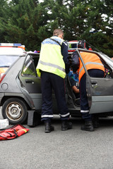 pompiers secourant des victimes d'un accident de voiture