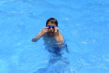 Nadar en la piscina es divertido!!!  Cuando hace tanto calor