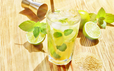 Mojito im Sonnenlicht