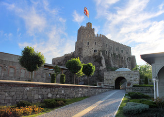 Obraz premium The flag flutters on a medieval fortress, Akhaltsikhe, Georgia.