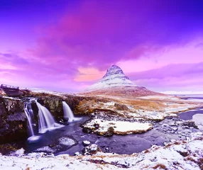 Stickers pour porte Violet Vue sur la montagne Kirkjufell avec cascade Kirkjufellsfoss au crépuscule en Islande.