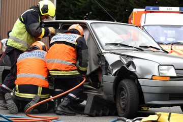 pompiers secourant des victimes d'un accident de voiture