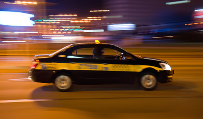 Fototapeta na wymiar movement car taxi with blur effect / movement car at night with blur effect 