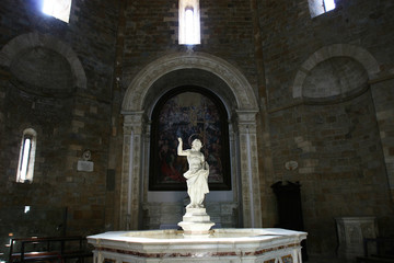 Johannes der Täufer im Baptisterium in Volterrra