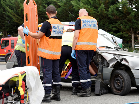 pompiers secourant des victimes d'un accident de voiture