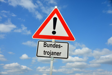 Bundestrojaner, Überwachung, Polizeitrojaner, Staatstrojaner, Onlinedurchsuchung, Privatsphäre, Nachrichtendienst, Polizei, Spionagesoftware, Datenschutz, Schild, symbolisch