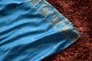 Robe sri lankaise en soie bleue et or réalisée sur mesure