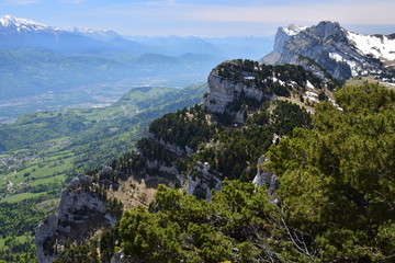 Fototapeta na wymiar Les Rochers de Bellefont dominant la vallée du Grésivaudan