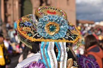 Chapeau de fête plaza de Armas à Cusco au Pérou
