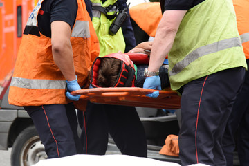 pompiers secourant des victimes d'un accident de voiture