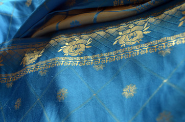 Robe sri lankaise en soie bleue et or réalisée sur mesure