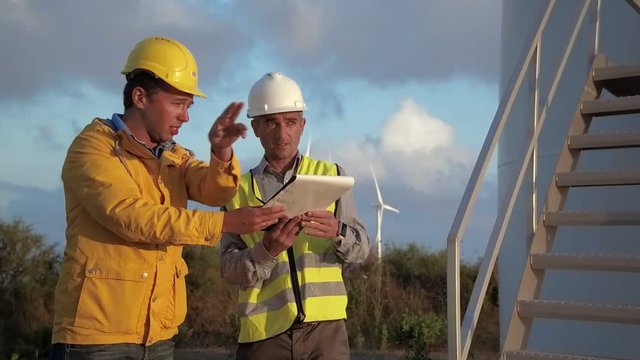 Head of wind power inspects the work of the employee