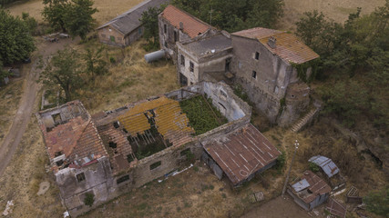 Fototapeta na wymiar Vista aerea di una vecchia casa di campagna abbandonata lungo l'appia antica