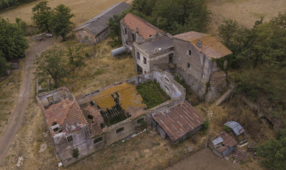Vista aerea di una vecchia casa di campagna abbandonata lungo l'appia antica
