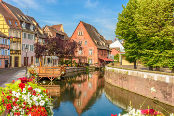 Fototapeta na wymiar Colorful alsatian buildings in Colmar, France