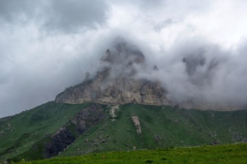 Горный пейзаж, красивый вид на живописное ущелье, облачное небо над горами, дикая природа и горы Северного Кавказа