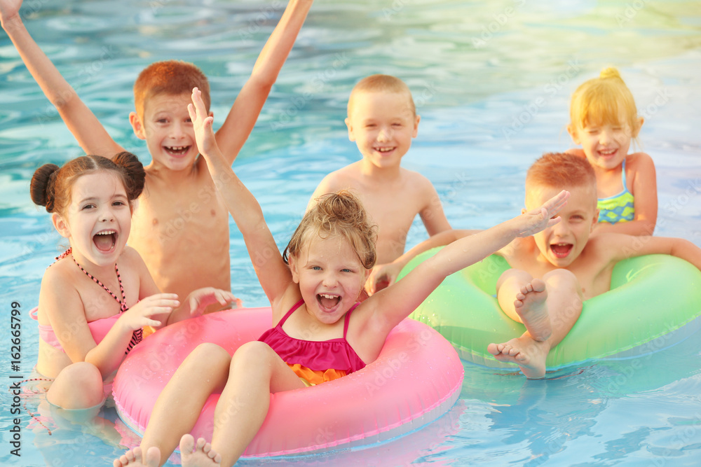 Poster Little kids in swimming pool on sunny day