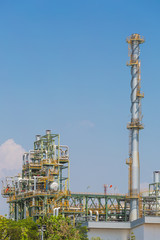 Obraz na płótnie Canvas Big structure of oil refinery plant in day time