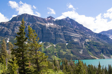 Fototapeta na wymiar Montana mountains in Glacier National Park