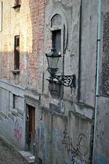 Stara, wąska uliczka w Cieszynie, Polska
