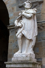 Fototapeta premium BERGAMO, LOMBARDY/ITALY - JUNE 26 : Statue in Piazza Vecchia Bergamo on June 26, 2017