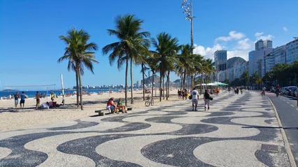Foto auf Acrylglas Copacabana, Rio de Janeiro, Brasilien Copacabana, Rio de Janeiro, Brasilien - 25. Juni 2017 - berühmte geometrische Promenade von Copacabana am Sommertag mit Menschen, die spazieren gehen und Sport treiben