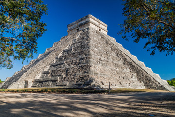Fototapeta na wymiar Pyramid Kukulkan in ancient Mayan city Chichen Itza, Mexico