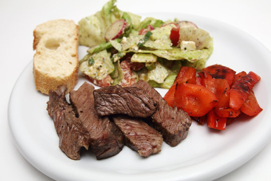 Roastbeef Streifen mit Salat und Baguette